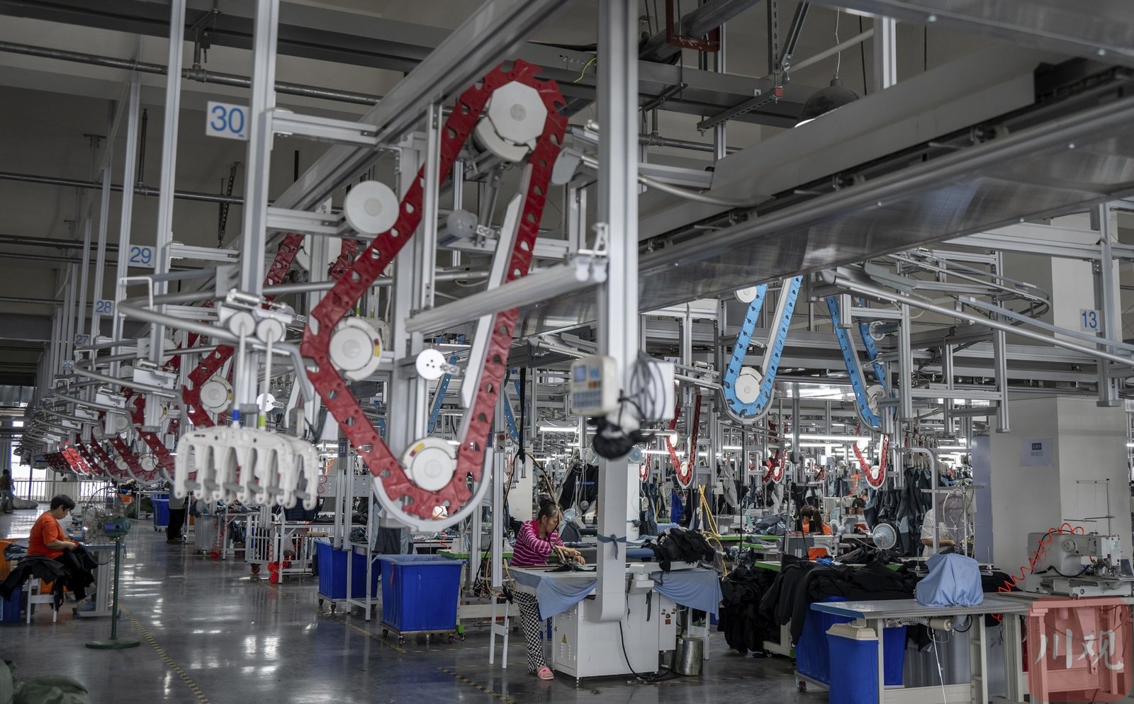 Automated garment workfloor with sewing operators